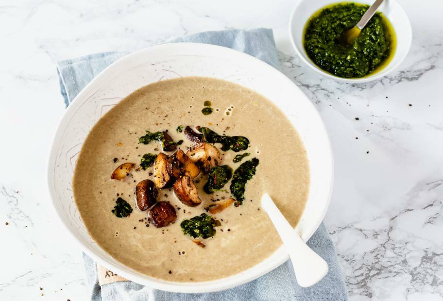 Leichte Champignoncremesuppe mit Kräutergremolata