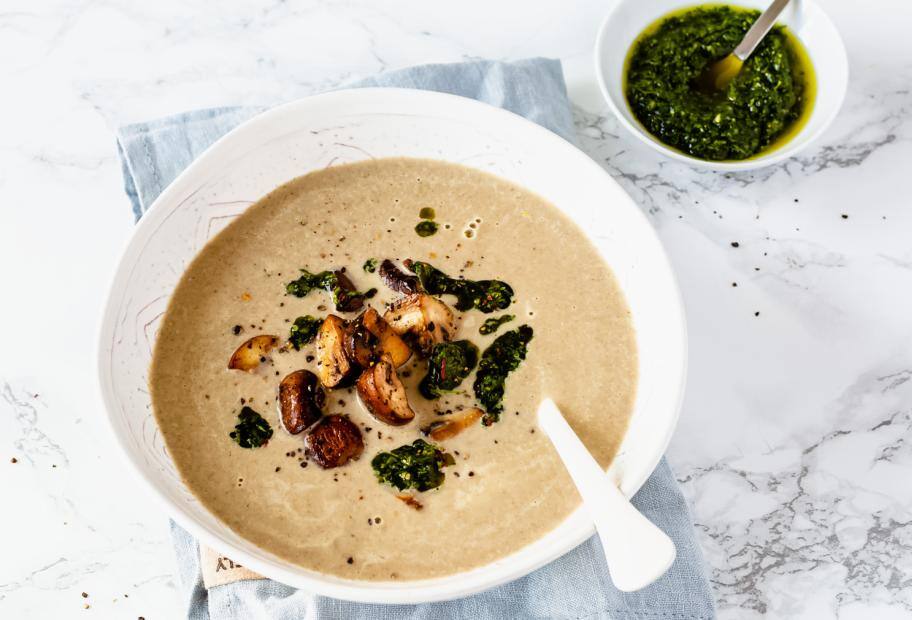 Leichte Champignoncremesuppe mit Kräutergremolata