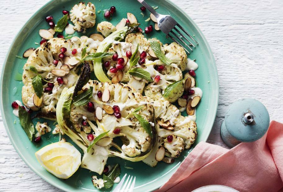Blumenkohl-Steaks mit Joghurt-Tahin-Sauce