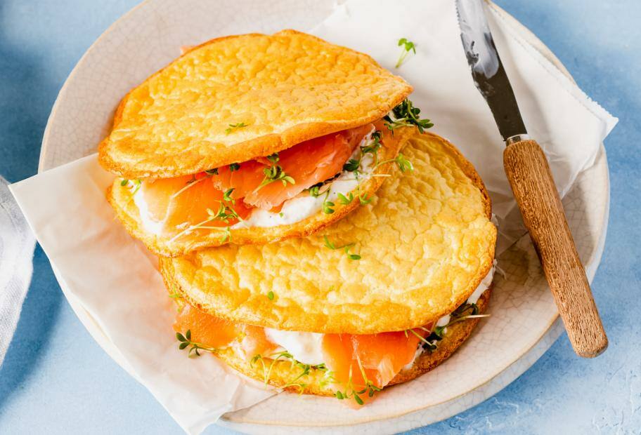 Cloud-Bread-Sandwich mit geräuchertem Lachs und Kresse
