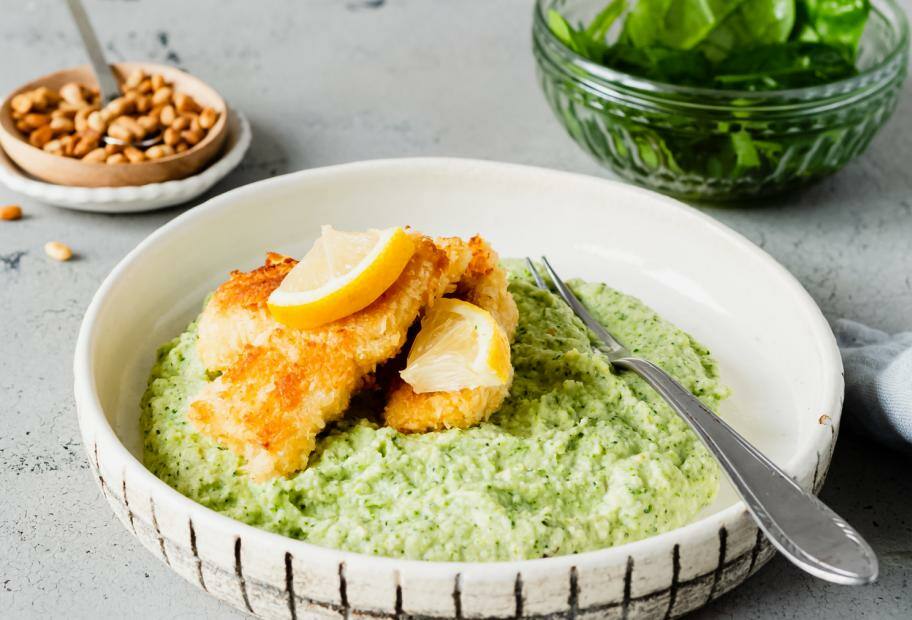 Mandel-Kokos-Fischstäbchen mit Brokkolipüree und Spinatsalat