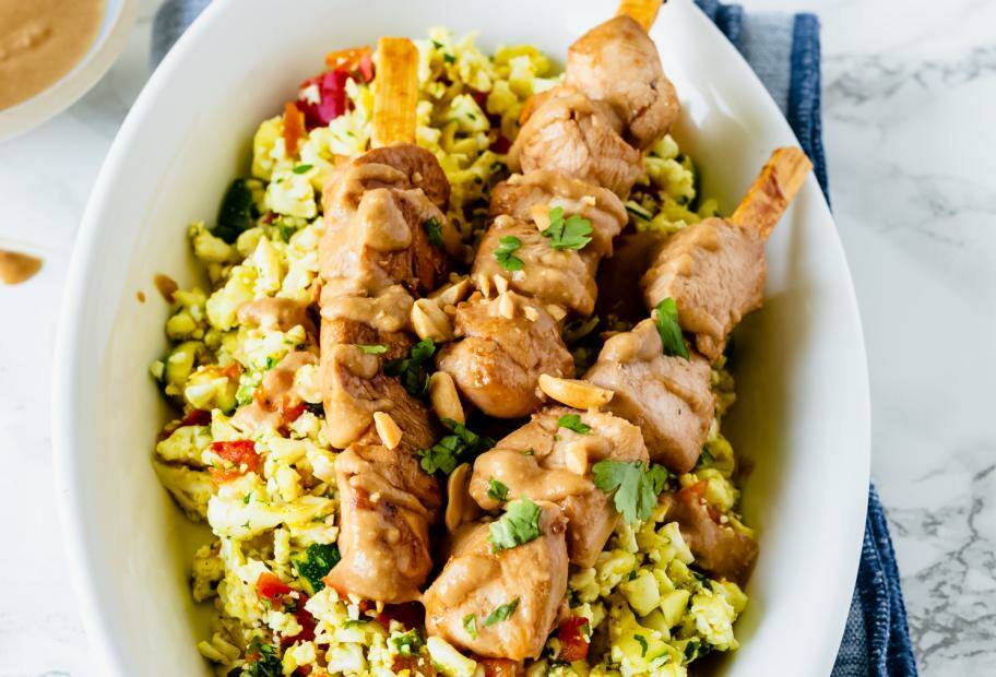 Sate-Spieße mit geraspeltem Blumenkohl-Curry-Salat
