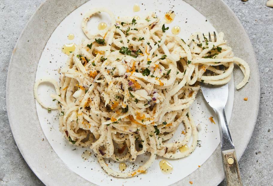 Vegane Selleriepasta mit Pekannüssen