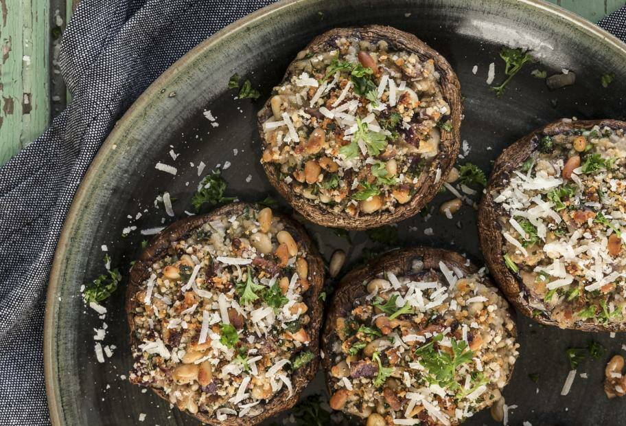 Gefüllte Portobello-Pilze mit Pinienkernen und Parmesan