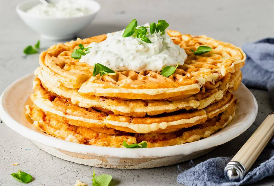 Käse-Waffeln mit Quark-Jalapeno-Dip und Kresse
