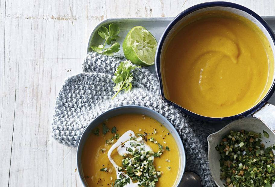 Vegane Kürbissuppe mit Erdnuss-Koriander-Topping