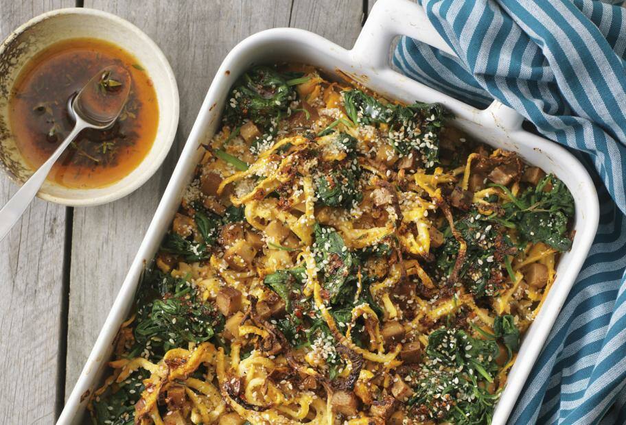 Veganes Steckrübengratin mit Spinat und Räuchertofu