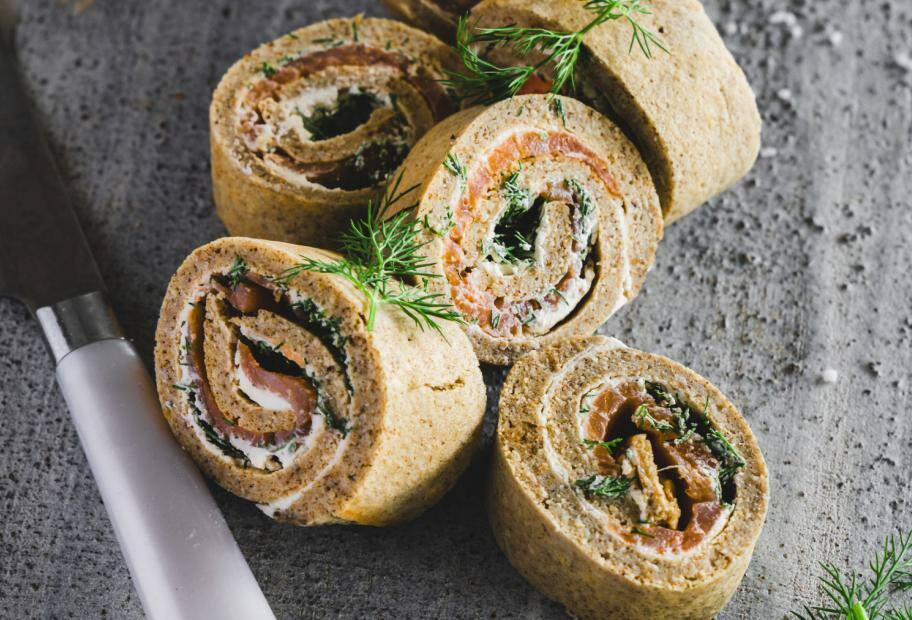 Die besten Pfannkuchen-Röllchen mit Frischkäse und Lachs