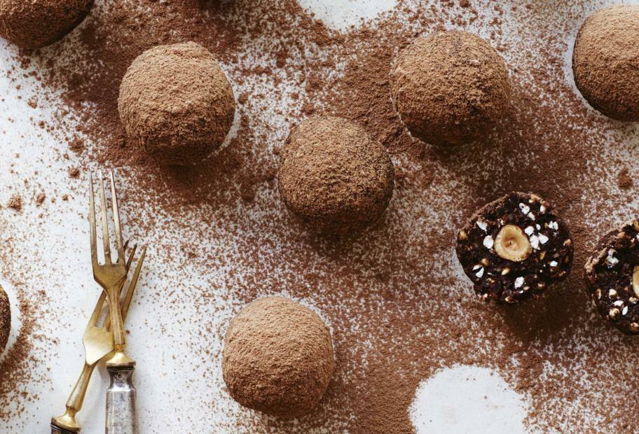 Vegane Energy Balls mit Kakao und Haselnuss