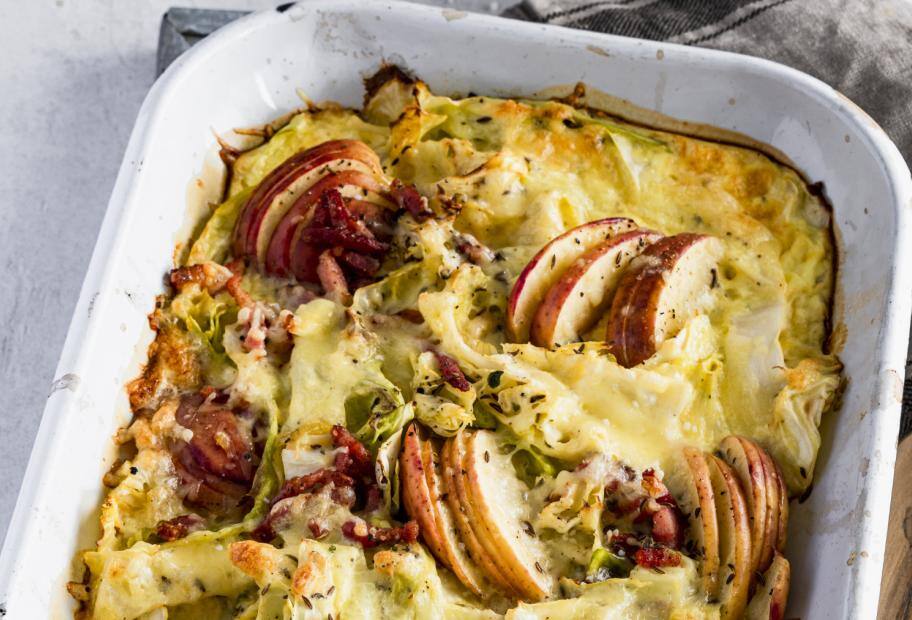 Weißkohlauflauf mit Apfel, Schmand und Speck