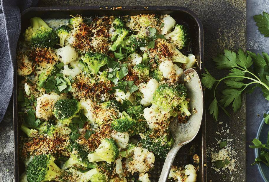 Blumenkohl-Brokkoli-Gratin mit Haselnusstopping