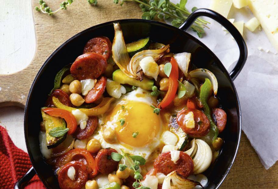 Spanische Chorizo-Gemüse-Pfanne mit Ei