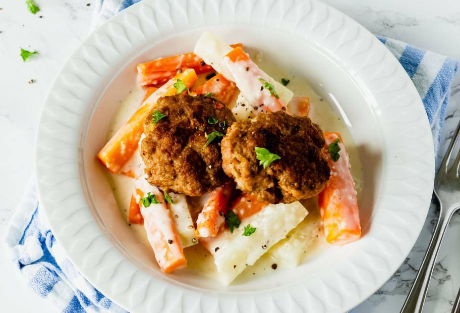 Frikadellen mit Rahm-Gemüse