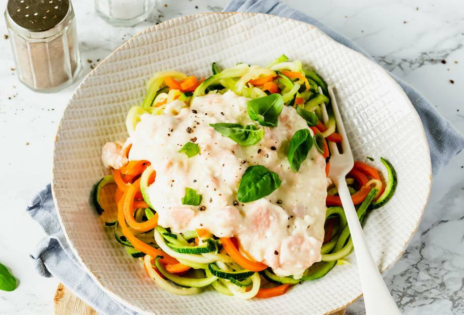 Gemüse-Spaghetti mit Lachs-Feta-Sauce