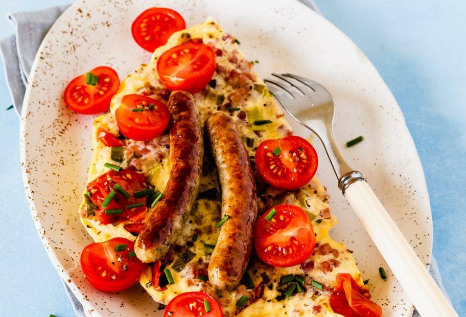Englisches Omelett mit Würstchen und Tomaten