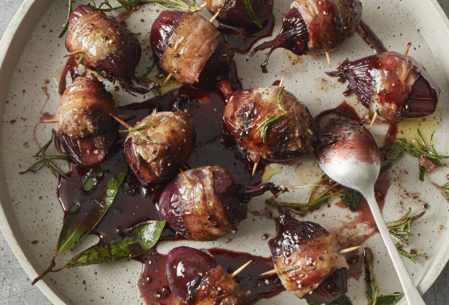 Zwiebeln im Speckmantel