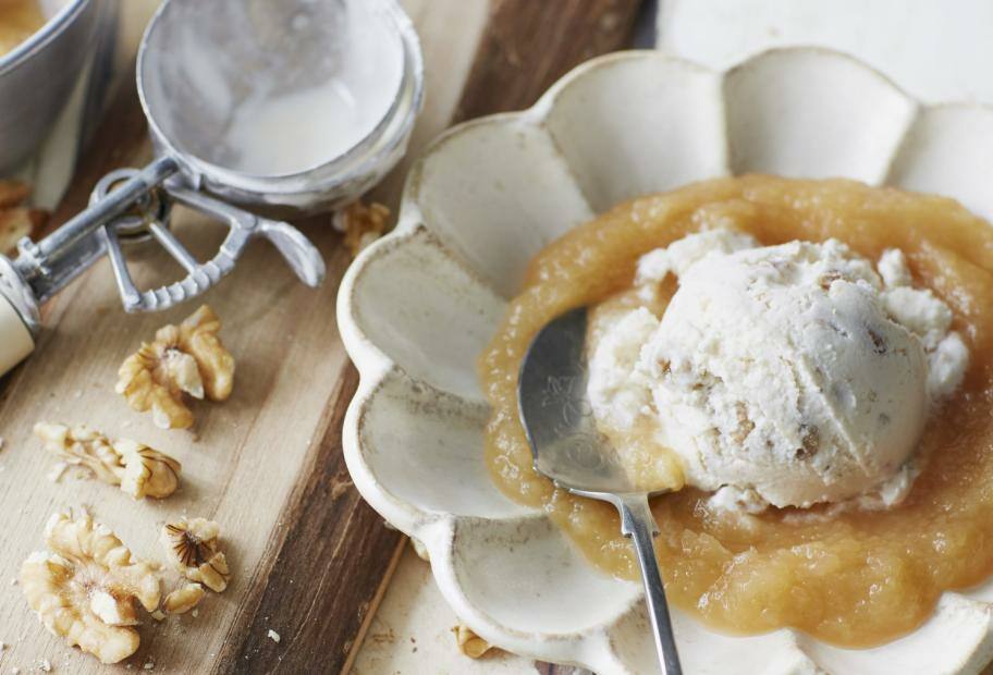 Zuckerfreies Karamell-Walnuss-Eis mit Chai-Apfelmus