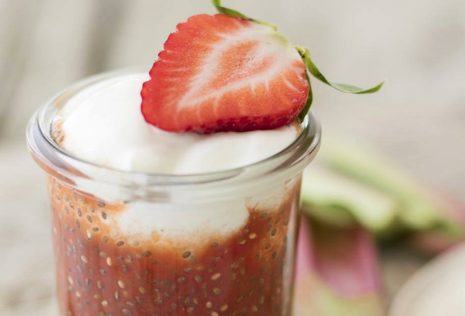 Rhabarber-Erdbeer-Traum mit Sojasahne