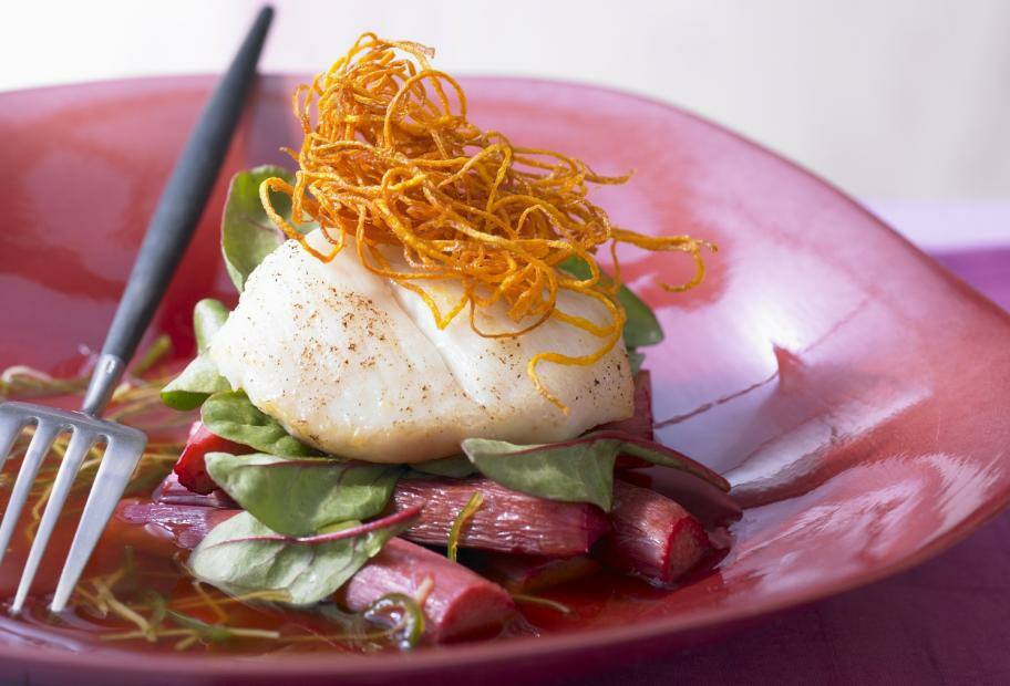 Seeteufel auf gedünstetem Rhabarber