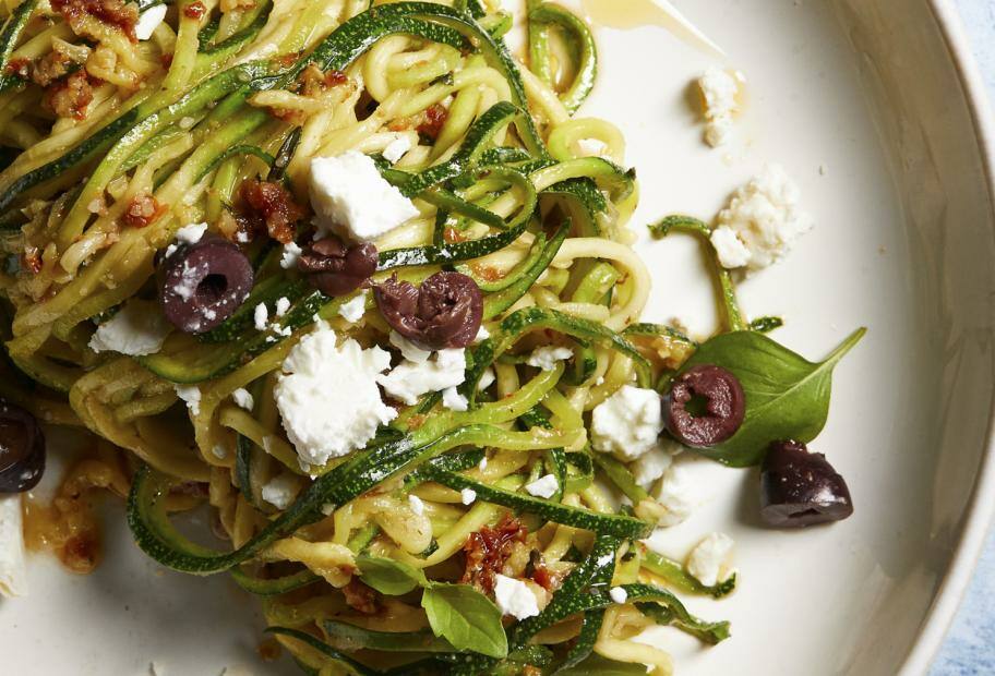 Zucchini-Nudeln mit schnellem Pesto und Feta