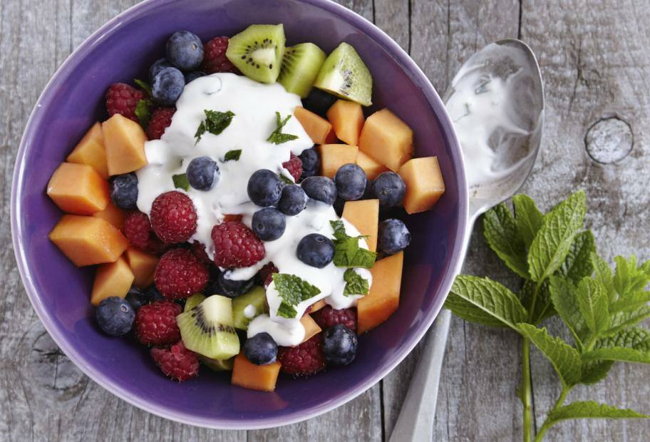 Schnelle Frucht-Bowl mit Joghurtsauce