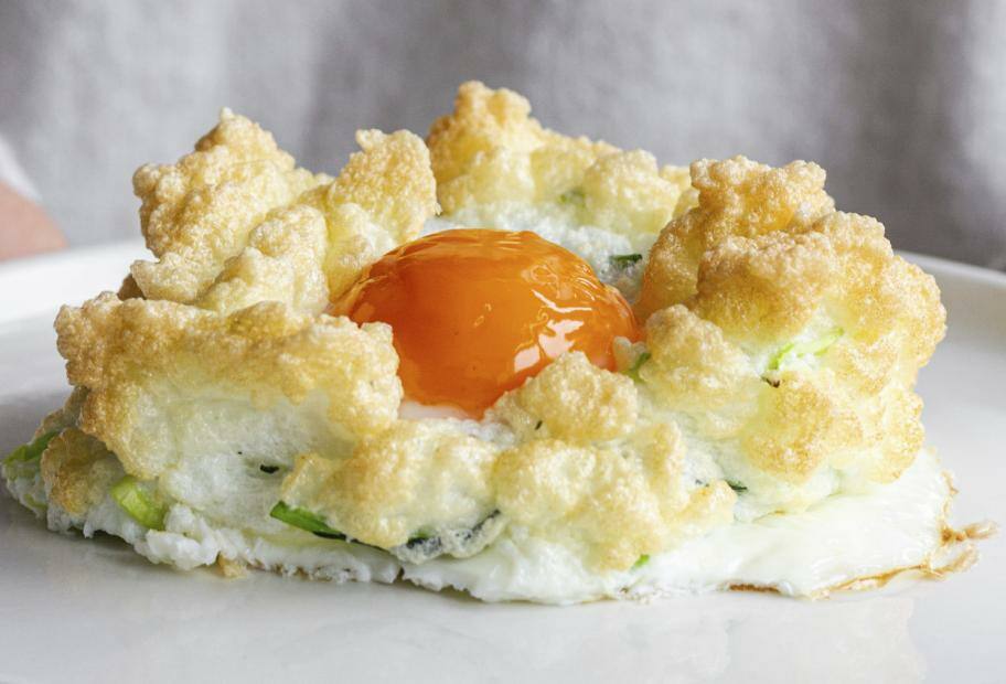 Schnelle Cloud Eggs mit Zucchini und Spinat