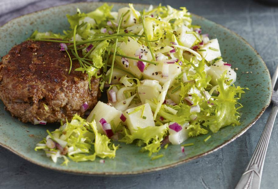 Frikadellen mit lauwarmem Endivien-Sellerie-Salat