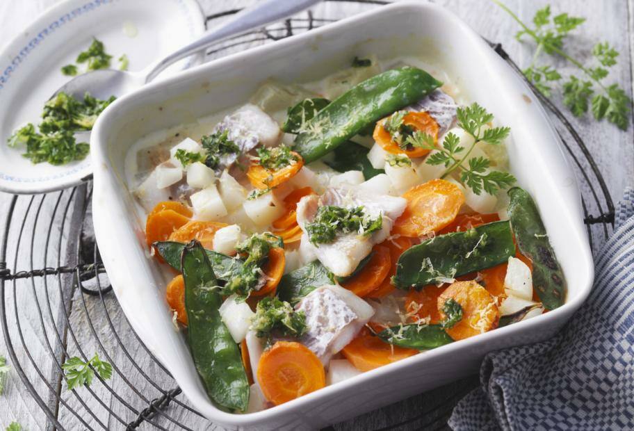 Schneller Rotbarsch-Gemüse-Auflauf mit Sahnesauce