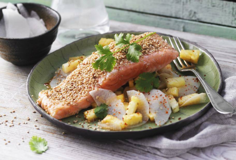Low Carb Lachs in Sesampanade mit Ananas-Rettich-Salat
