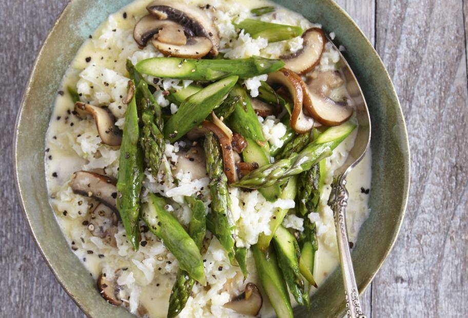 Das cremigste Risotto aus Blumenkohlreis mit grünem Spargel