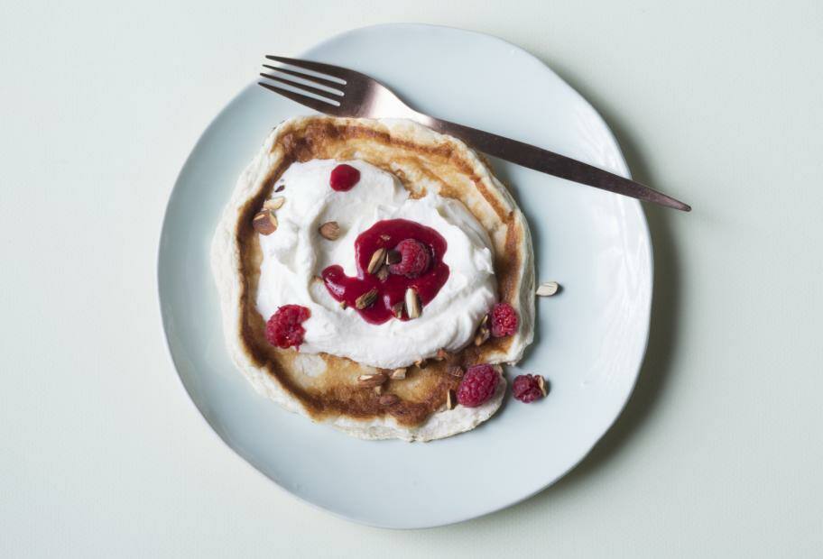 Keto Pfannkuchen mit Mascarponecreme und Himbeersauce