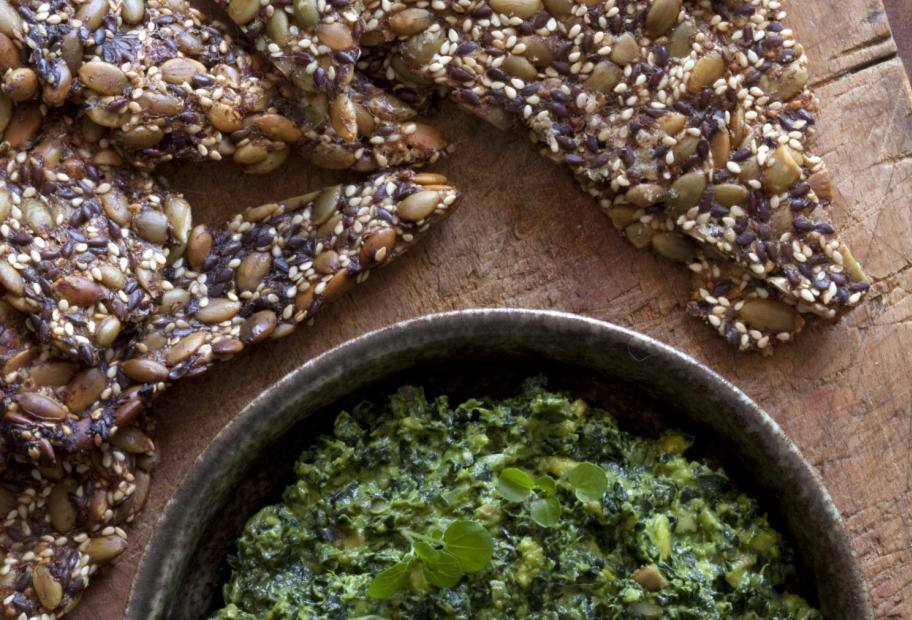 Keto Samen-Cracker mit Avocado-Grünkohl-Dip