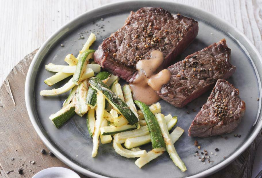 Saftiges Steak mit knusprigen Zucchinisticks und Barbeque-Mayonnaise