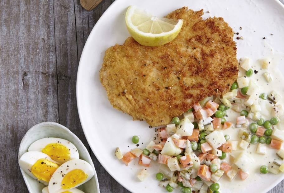 Putenschnitzel in Parmesanpanade mit schnellem Salat