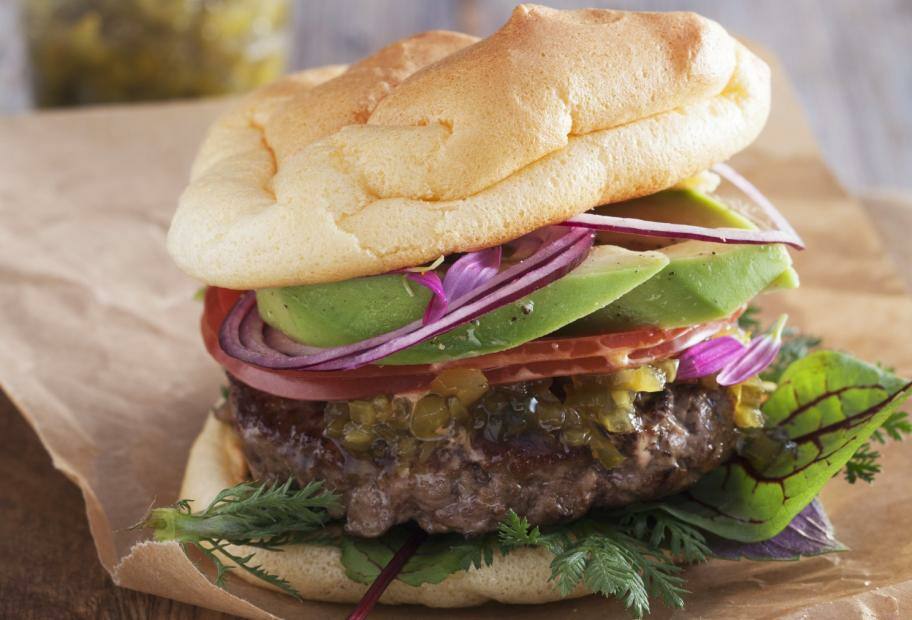 Saftiger Burger mit Rindfleischpatty in Cloud Bread Buns