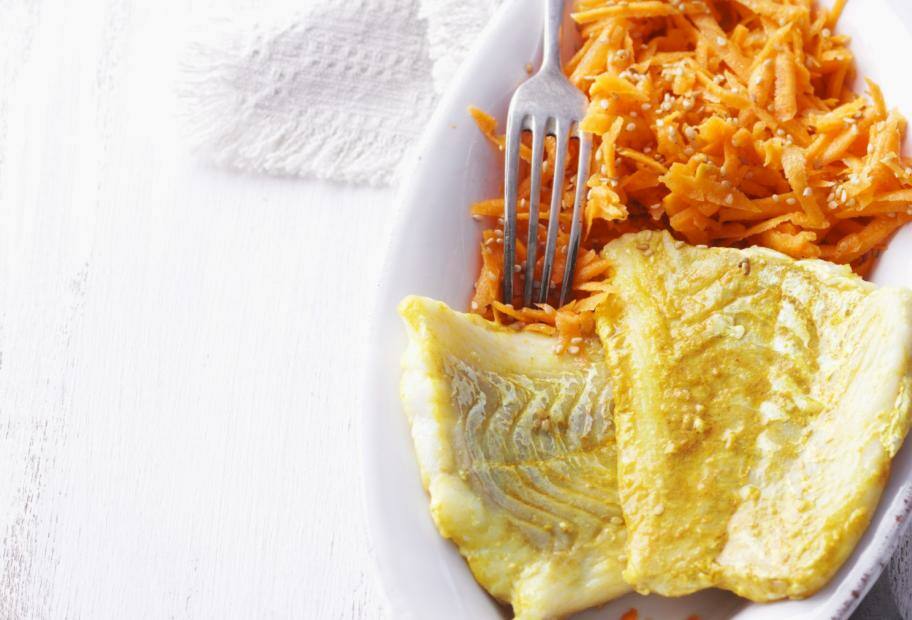 Würzige Kabeljaufilets mit schnellem Karottensalat