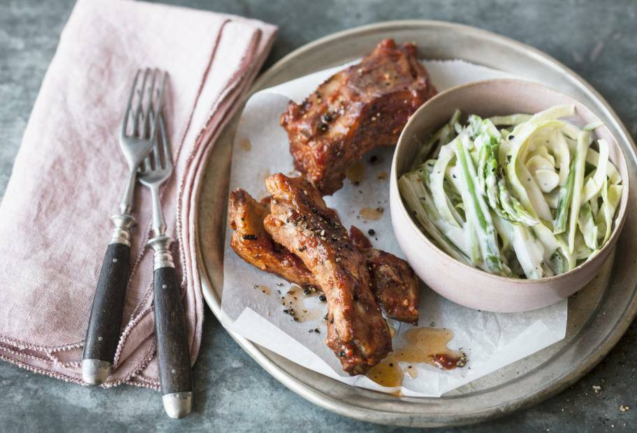 Saftige Spareribs aus dem Ofen mit Coleslaw ohne Kochen