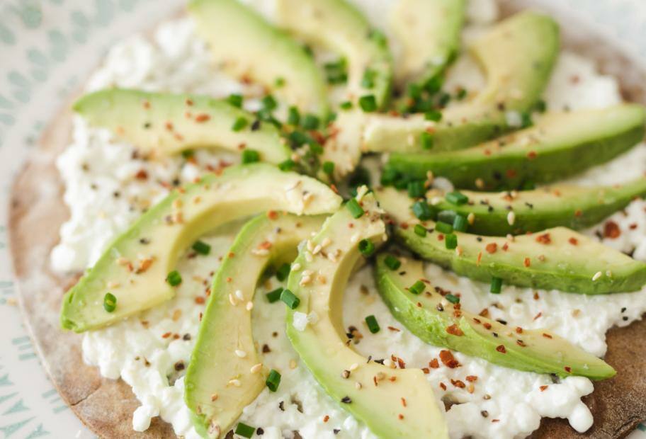 Schnelle Brotteig-Pizza ohne Mehl mit Hüttenkäse-Avocado-Belag