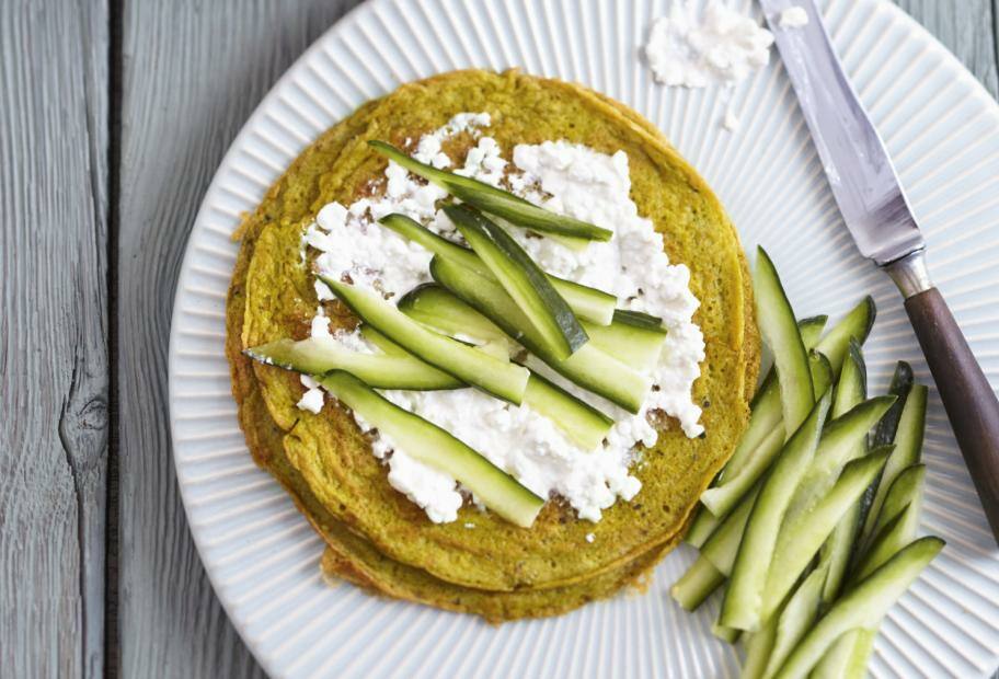 5-Zutaten-Pfannkuchen ohne Mehl mit Hüttenkäse und Gurkensticks