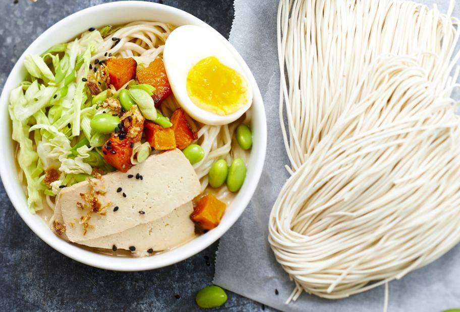 Schnelle Konjaknudelsuppe mit Edamame auf japanische Art