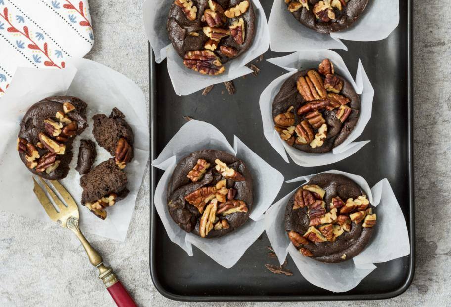 Schokoladen-Muffins mit Avocado und Pekannuss-Topping