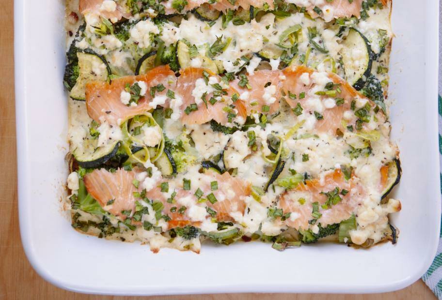 Schneller Lachsauflauf mit Brokkoli und Zucchini
