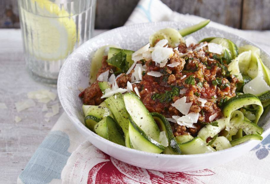 Schnelle Gemüsetagliatelle aus Zucchini mit klassischer Bolognese