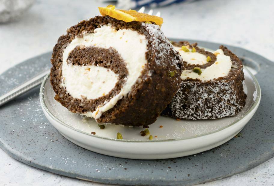 Zuckerfreie Schokoladen-Biskuitrolle mit Karotte und Orange