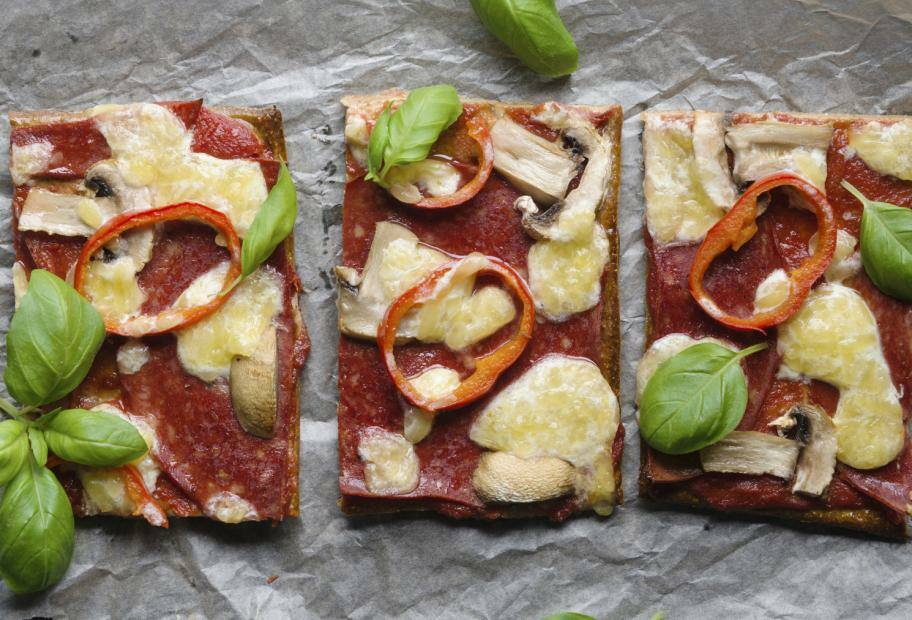 Die beste vegane Salami-Pizza mit Leinsamenboden