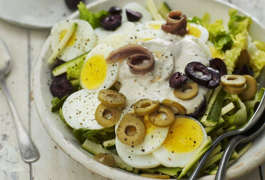 Low Carb Eiersalat mit Zucchini, Oliven und Sardellen