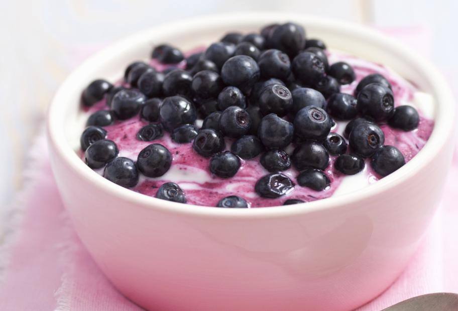 Griechischer Joghurt mit Blaubeerpüree - schnell & einfach