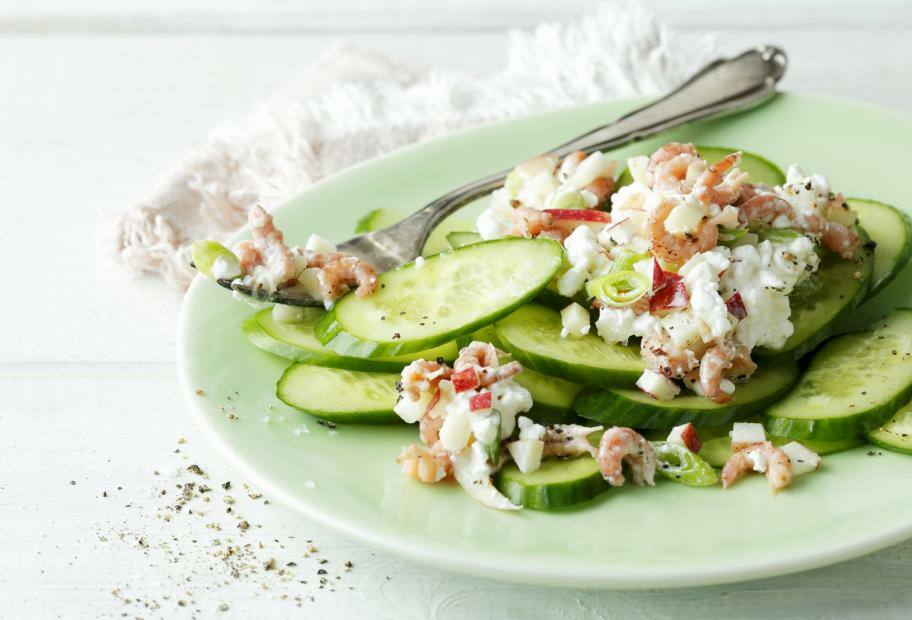 Schneller Gurkensnack mit Hüttenkäse-Krabben-Topping