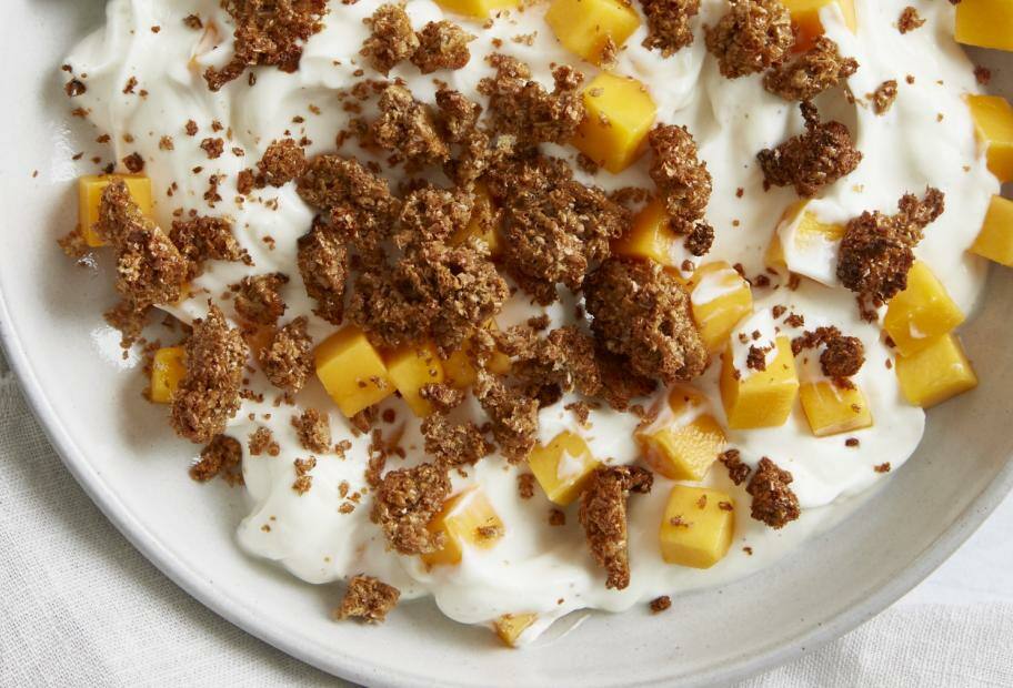 Schneller Mango-Quark mit karamellisierten Kleiestreuseln