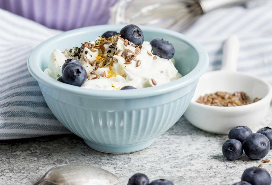 Vanillequark mit Leinsamen und Blaubeeren